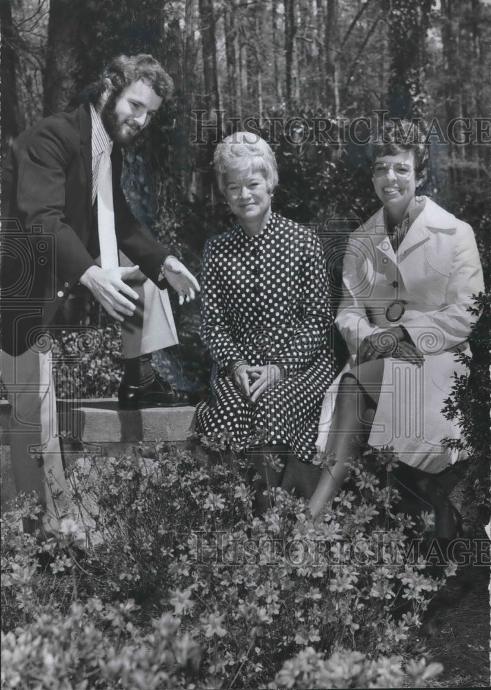 1974 Press Photo Peter Cummins &amp; Clubwomen Mrs. Joe Sewell, Mrs. Will K. Murray- Historic Images