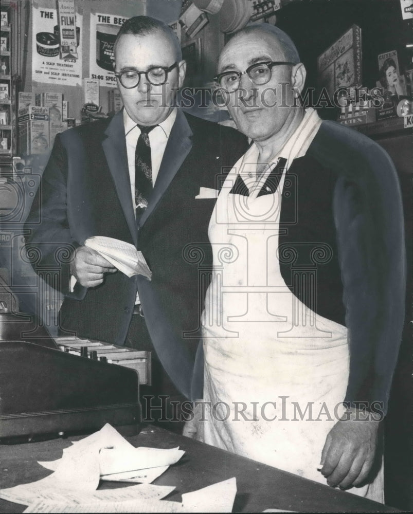 1960 Press Photo Charles Schilleci, robbery victim, with Detective V. T. Hart- Historic Images