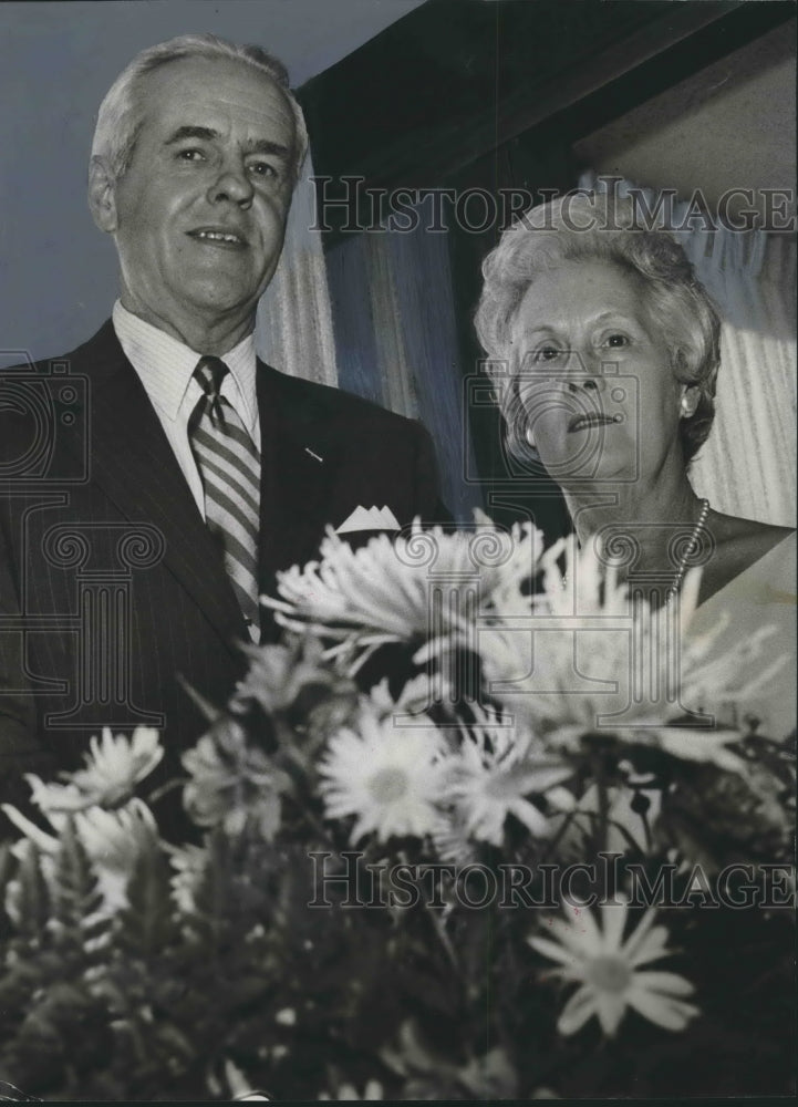 Load image into Gallery viewer, 1971 Press Photo Major General and Mrs. Alfred C. Harrison host cocktail party
