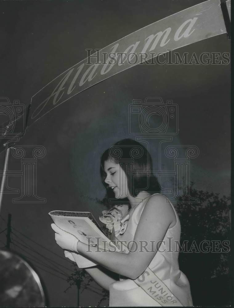 1967 Press Photo Jennifer McFadden, Alabama&#39;s Junior Miss, Checks Program- Historic Images