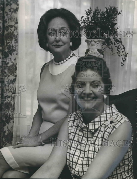 1968 Press Photo Mrs. Peyton Norville and Mrs. George Tweedie reminisce - Historic Images