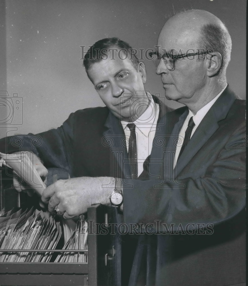 1961 Press Photo Peyton Norville Jr., with Dan Moore at U.S. Marshal&#39;s Office - Historic Images