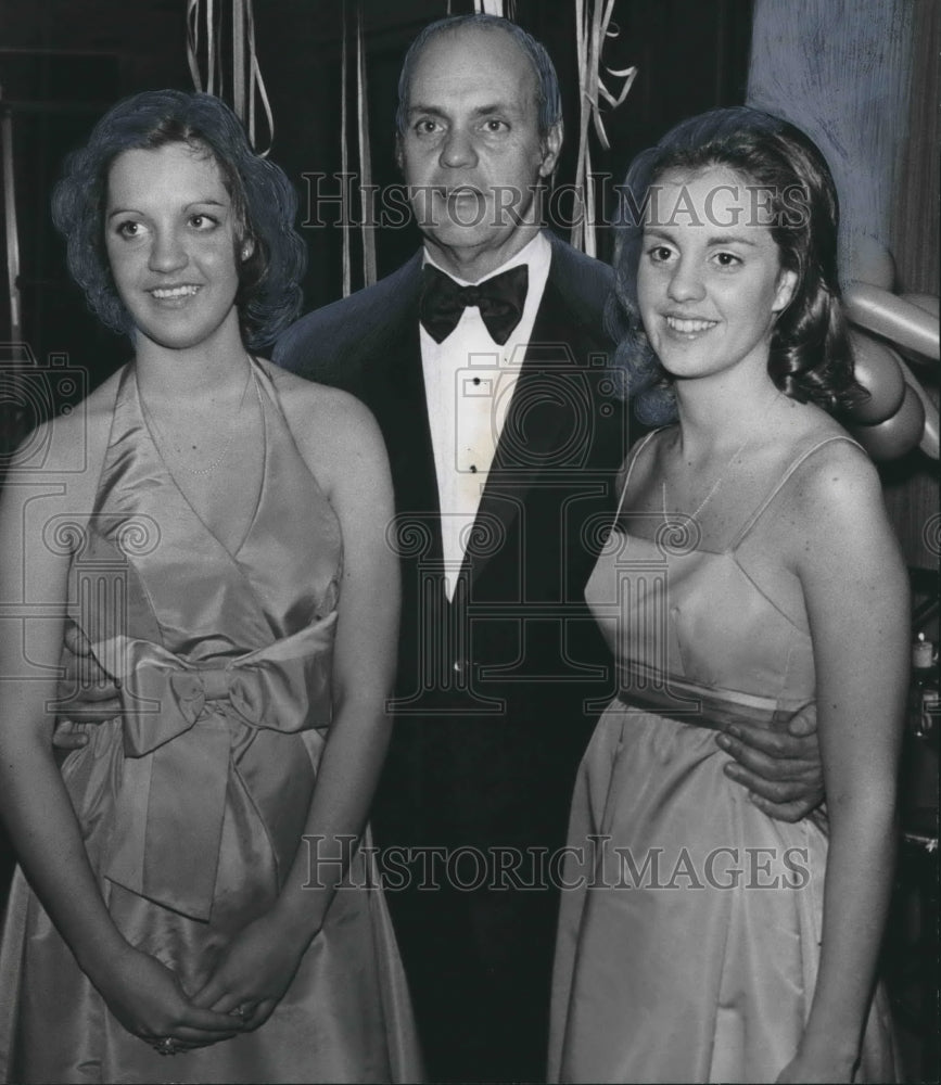 1977 Press Photo Donald Pritchard with daughters Cammie and Elon at Club Party - Historic Images