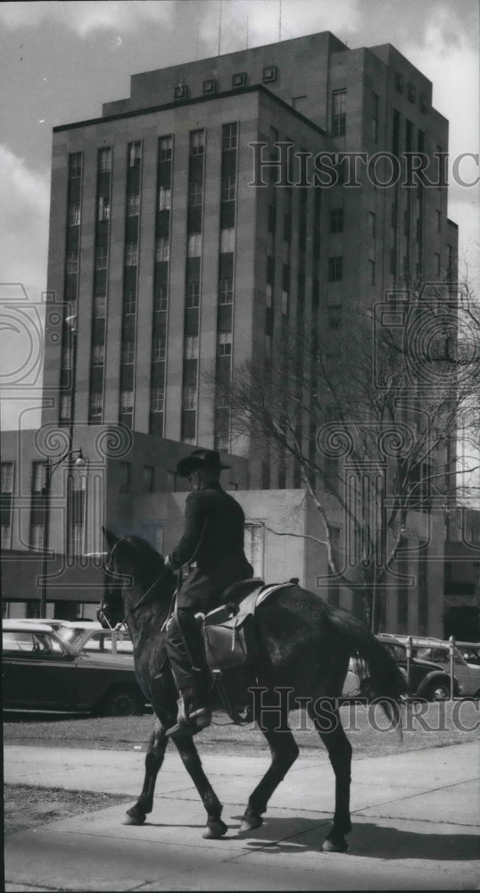 1969 Press Photo Attorney John Maxwell on his way to court riding horse- Historic Images