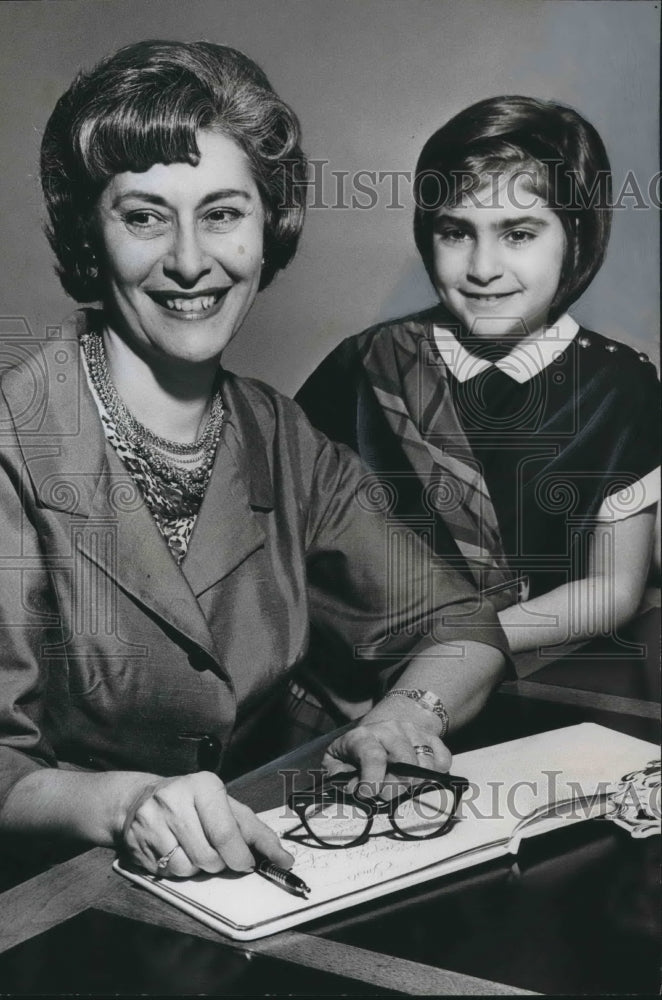 1962 Press Photo Mrs. Leo A. Jaffe and daughter, Sally of the Scribblers- Historic Images