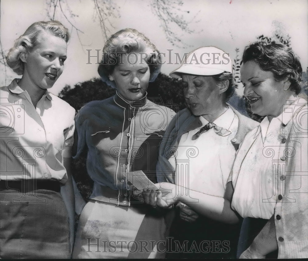 1955 Press Photo Mrs. Myles Watkins Jr., Others at Country Club Golf Invitation - Historic Images