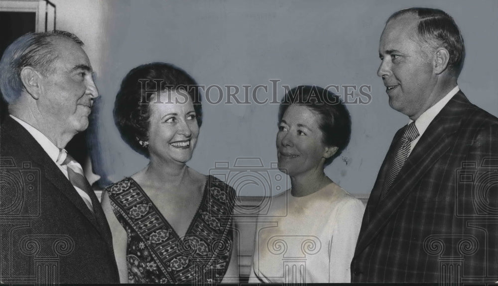 1971 Press Photo Mr. &amp; Mrs. Don Manning, Mr. &amp; Mrs. Goode Price, Christmas Party