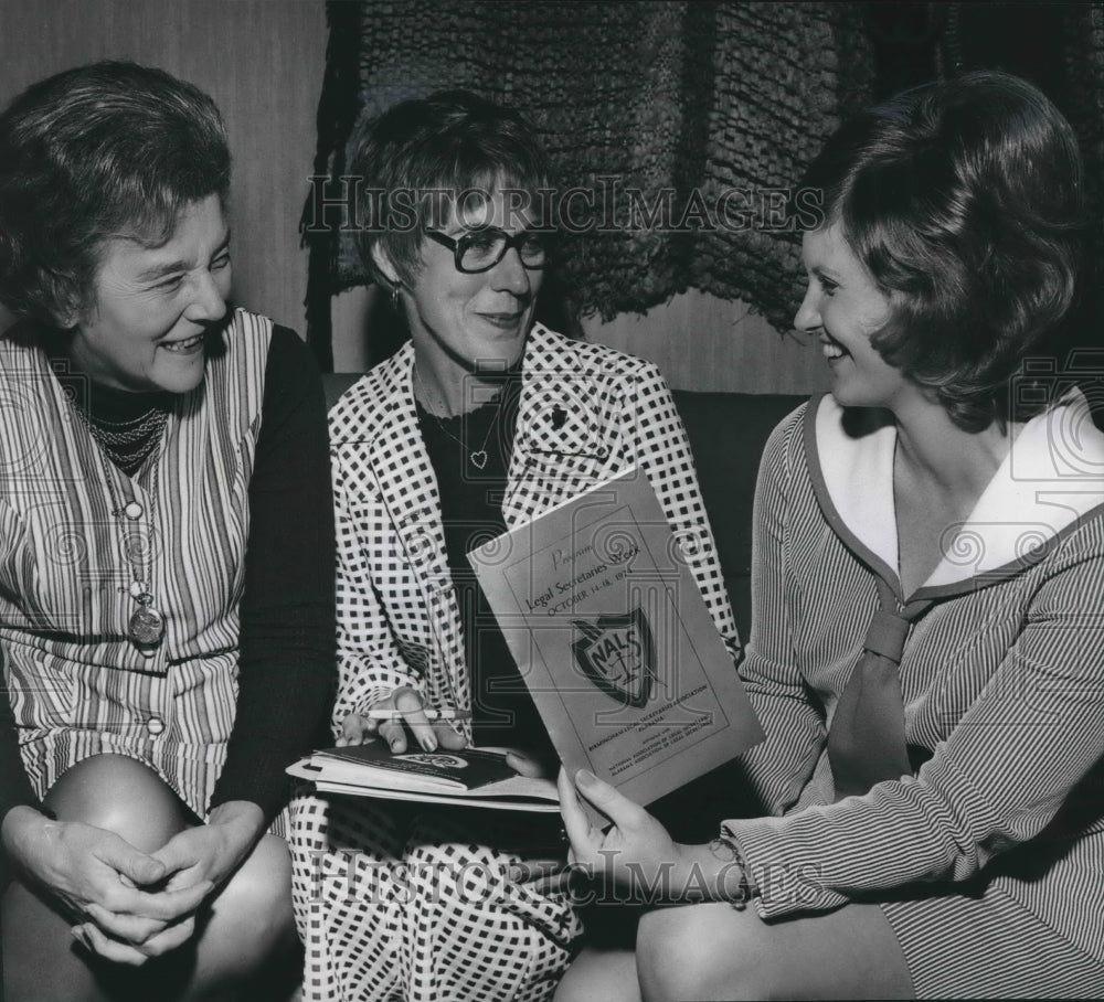 1974 Press Photo Legal Secretary Mrs. Ollie Littlejohn, Mrs. Pearl Austin, Other - Historic Images