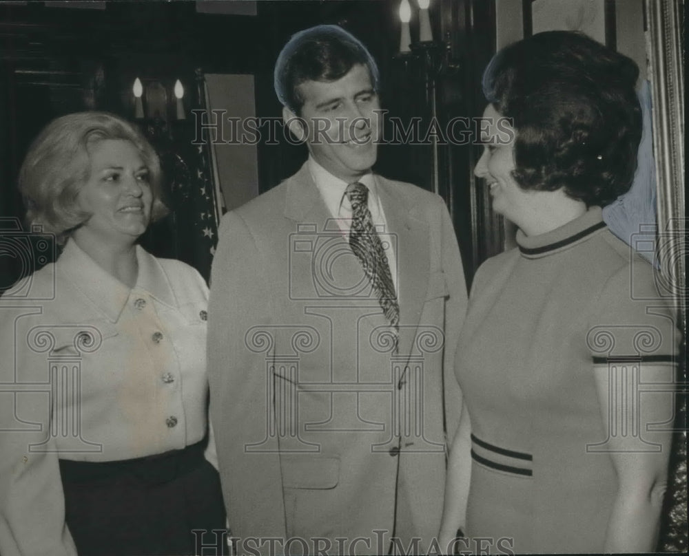 1971 Press Photo Mrs. G. Woody Skelton with Others at Zoo Project Coffee
