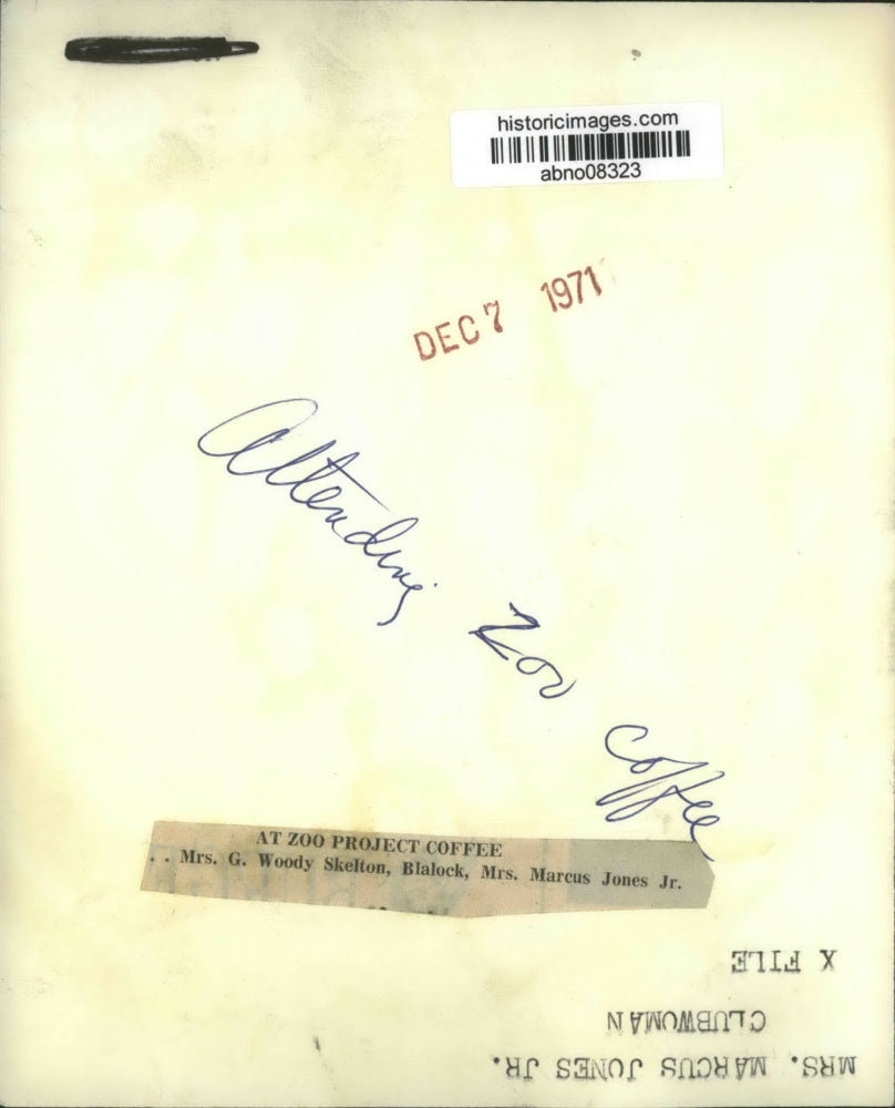 1971 Press Photo Mrs. G. Woody Skelton with Others at Zoo Project Coffee