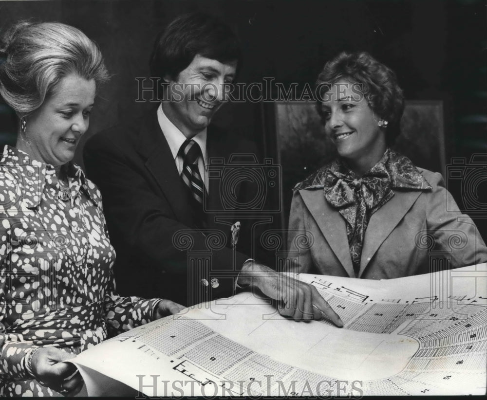 1976 Press Photo Mrs. Simmons &amp; Mrs. Morrow Review Seating at Tennis Tournament - Historic Images