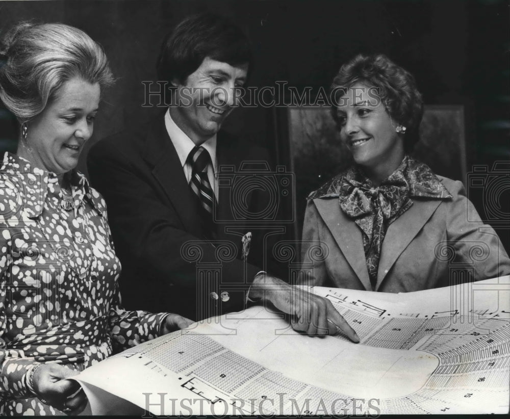 1976 Press Photo Mrs. Simmons & Mrs. Morrow Review Seating at Tennis Tournament - Historic Images