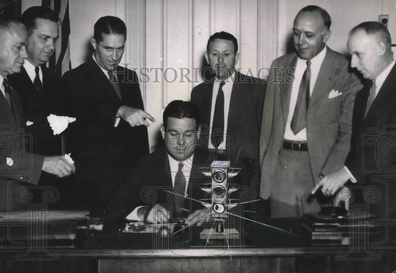 Load image into Gallery viewer, 1945 Press Photo Mayor Cooper Green with Birmingham Optimist Club Members
