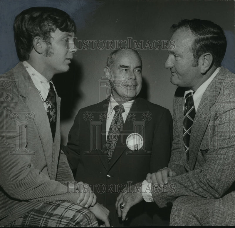 Load image into Gallery viewer, 1973 Press Photo Grantland Rice, center, with Neal, player and LSU coach
