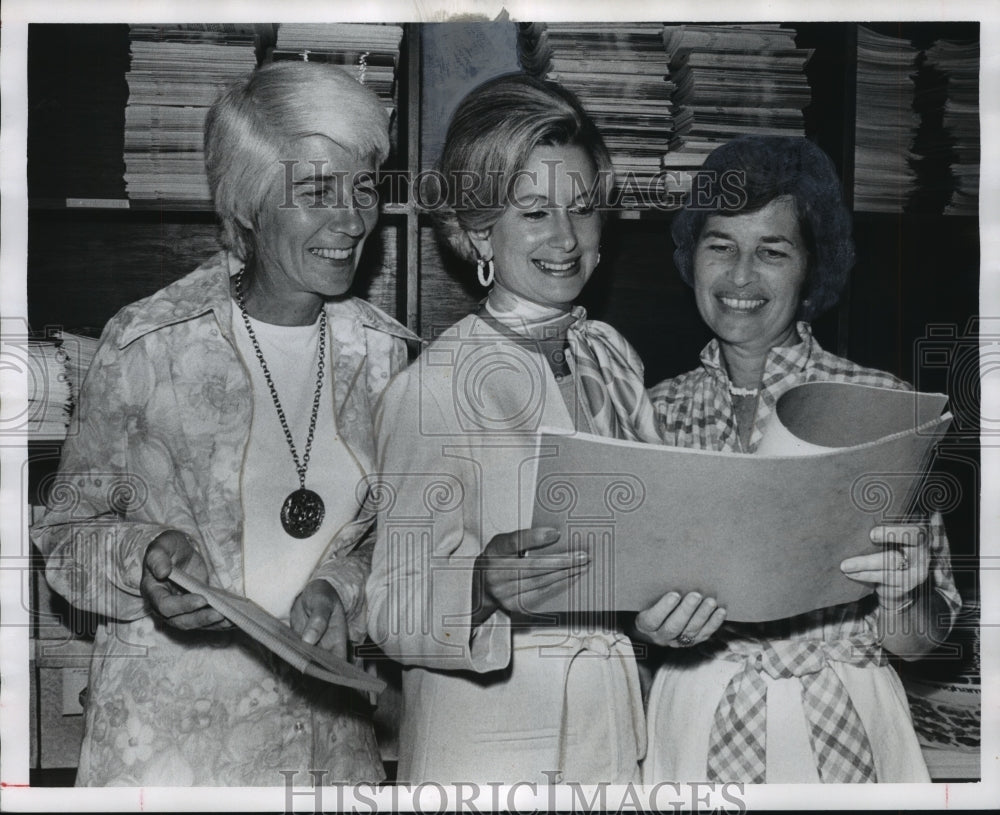 1975 Press Photo Community Chest-United Way Workers Plan Campaign - abno08806 - Historic Images