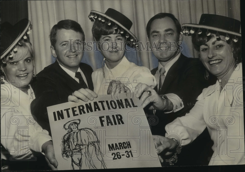 1971 Press Photo Leaders of International Festival Holding Sign- Historic Images