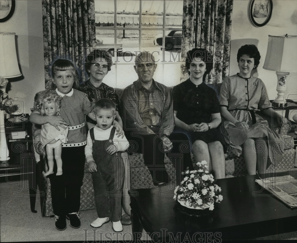 1962 Press Photo Marvin Gregory and Family, Hall County Family that Enjoys Home