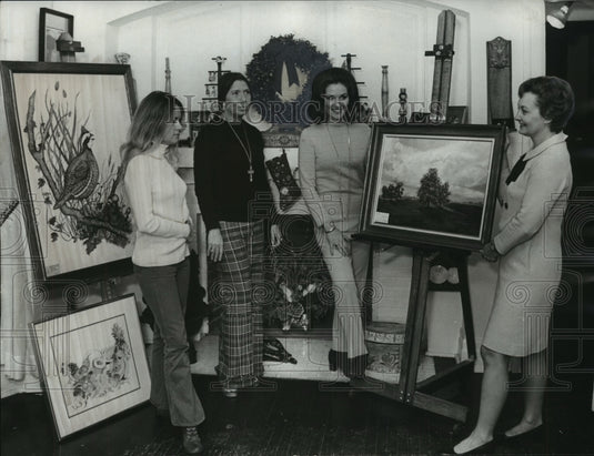 1972 Press Photo Artists Preparing for Christmas Open House - abno09175 - Historic Images