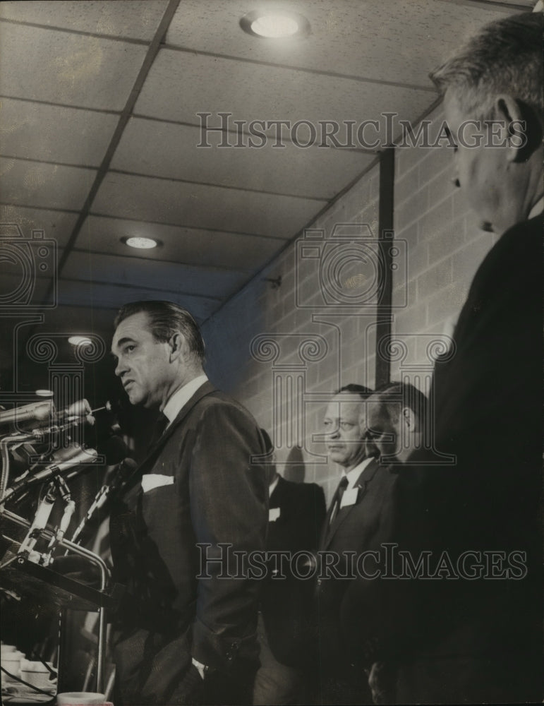 1968 Press Photo Former Alabama Governor George Wallace Congratulates Nixon- Historic Images