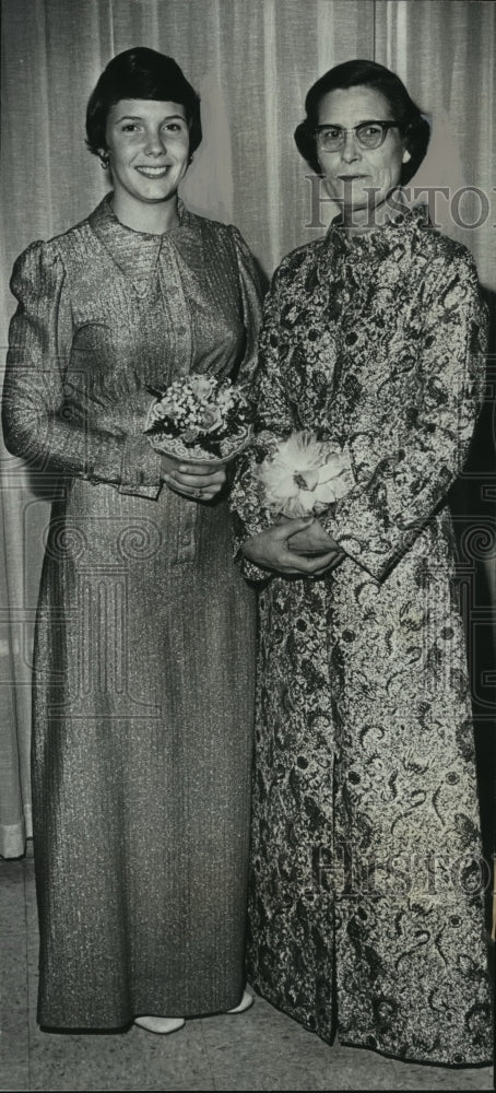 1972 Press Photo Poinsettia Debutante Margaret Tucker and Mother at Party- Historic Images