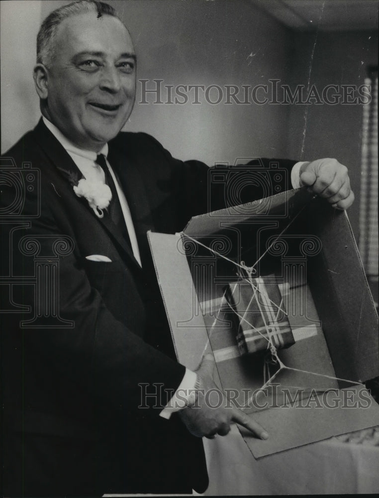 1966 Press Photo FBI agent Jim McGovern receiving watch- Historic Images