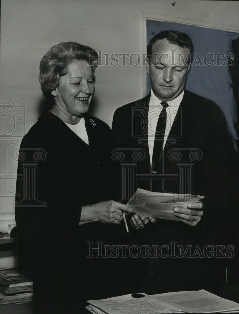 1966 Press Photo Mountain Brook Dorothy Hoit, Winston McGill, Mountain Brook, AL- Historic Images