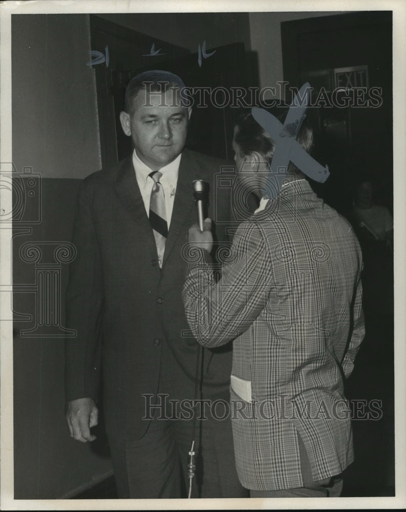 1969 Press Photo Drue Lackey, Police chief being interviewed- Historic Images