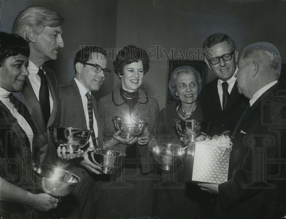 1970 Press Photo Oliver Roosevelt with Birmingham Art Leaders - abno10050