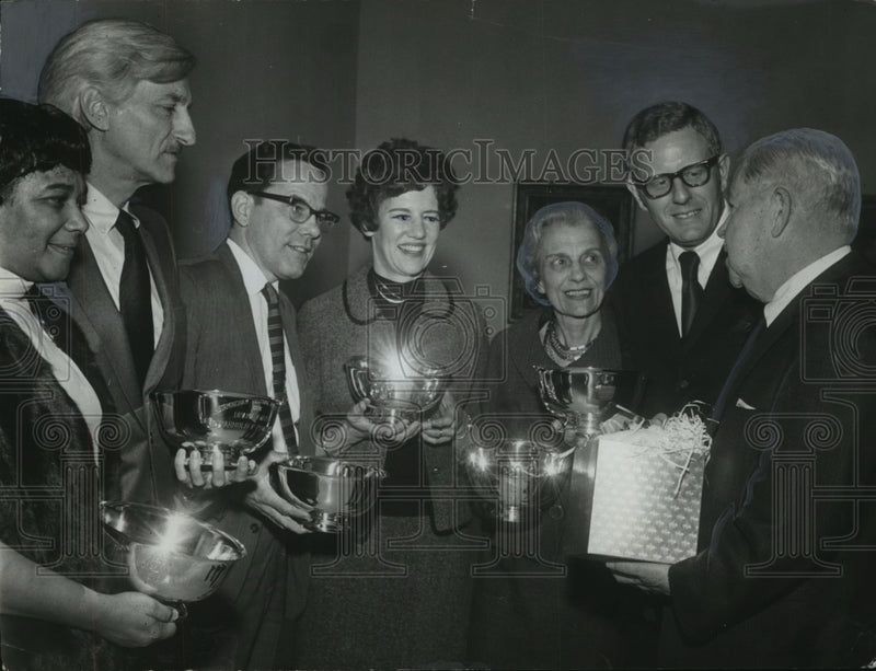 Load image into Gallery viewer, 1970 Press Photo Oliver Roosevelt with Birmingham Art Leaders - abno10050

