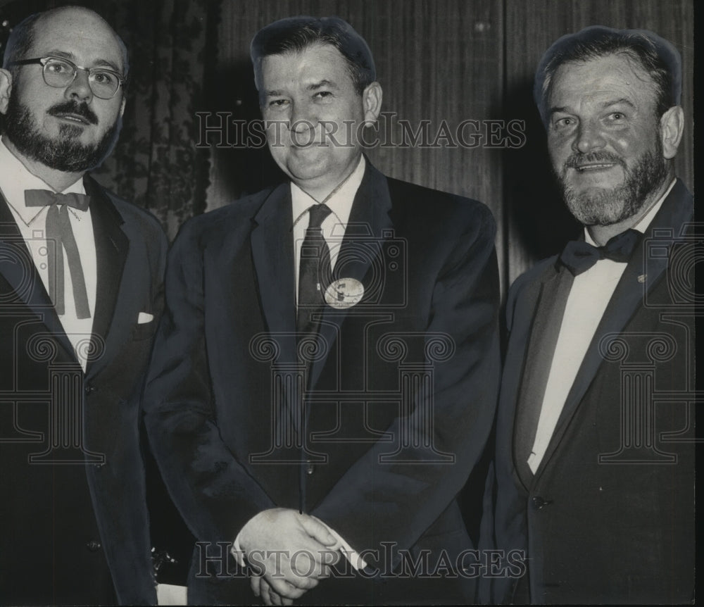 1958 Press Photo Representative Kenneth Roberts At Anniston Award Meeting- Historic Images