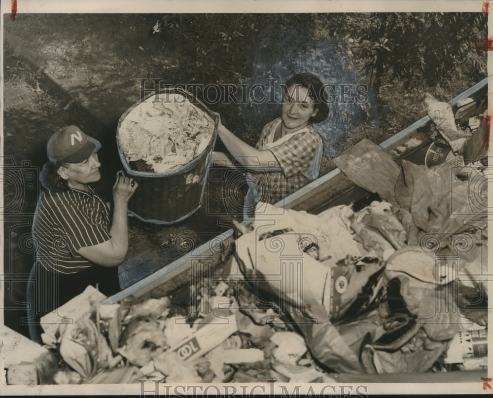 1951 Press Photo women load garbage during strike in Birmingham- Historic Images