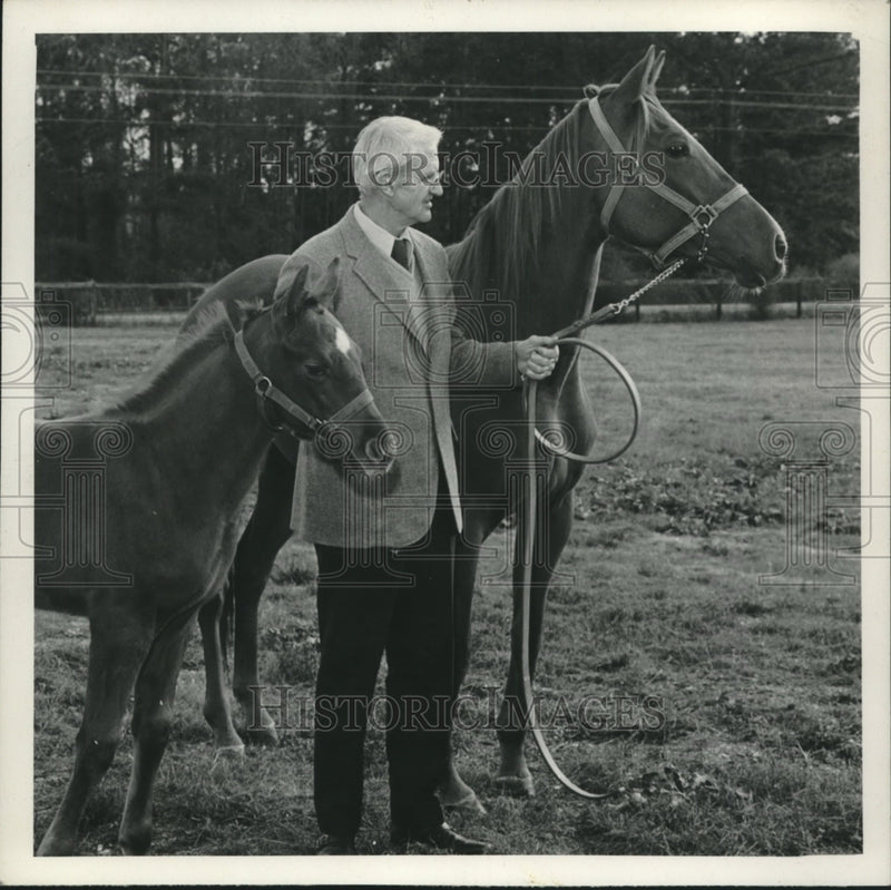 Load image into Gallery viewer, 1974 Press Photo Dr. Fred Schell of Auburn University with Two Horses
