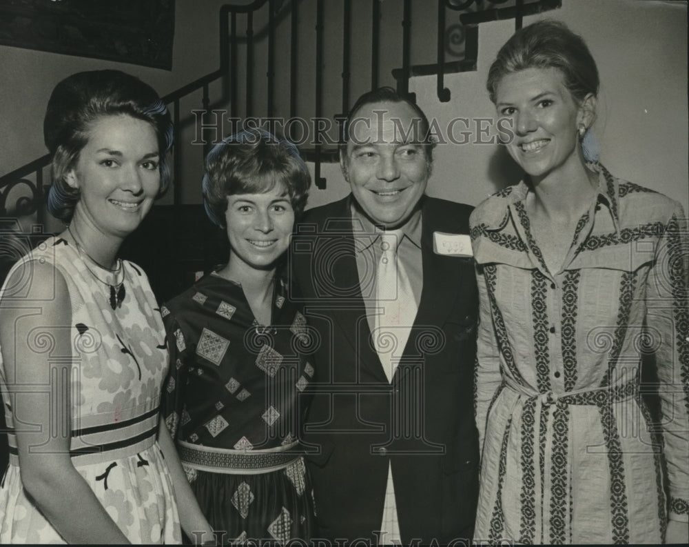 1971 Press Photo Mrs. Lathrop Smith &amp; others at Birmingham Symphony Association- Historic Images