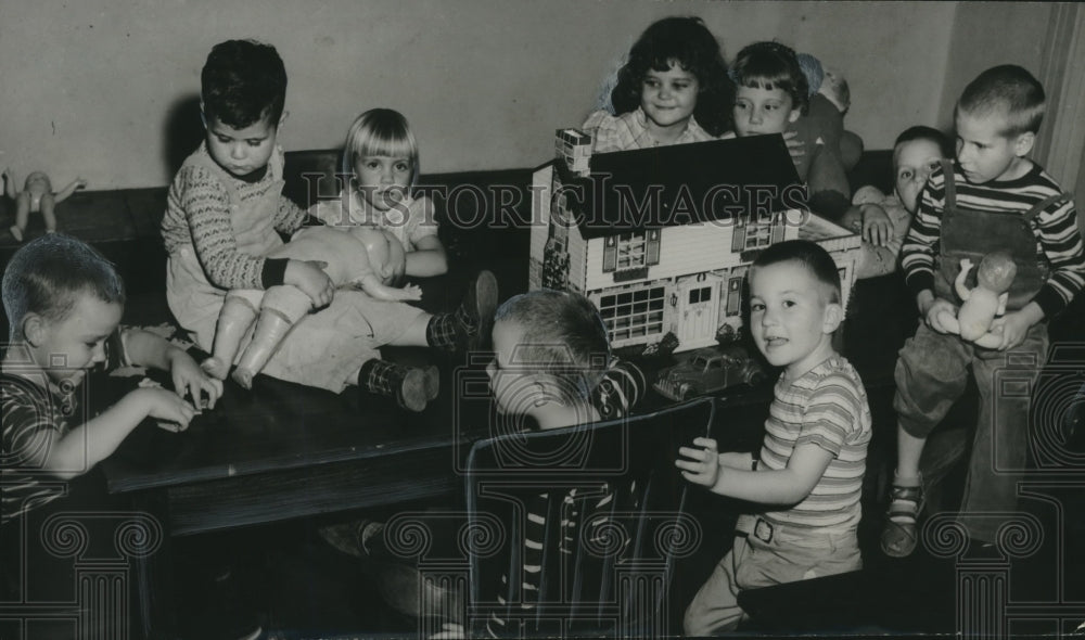 1951 Press Photo Children at Alabama Baptist Children&#39;s Home of Troy Enjoy Toys- Historic Images