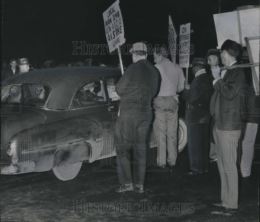 1960 Press Photo supervisors ride into pipe plant across picket line in Bessemer- Historic Images