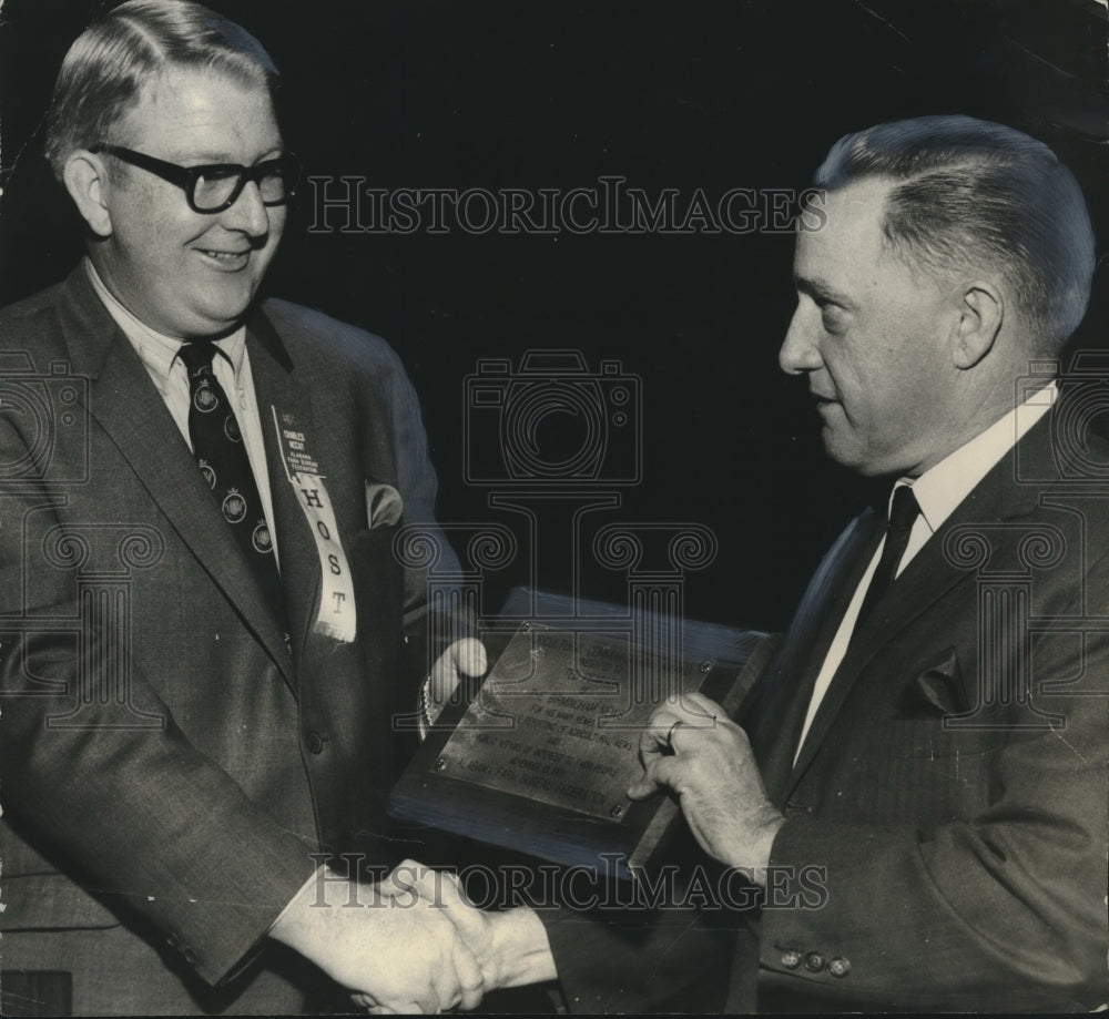 1968 Press Photo Ted Pearson given award by Charles McKay, Mobile, Alabama - Historic Images