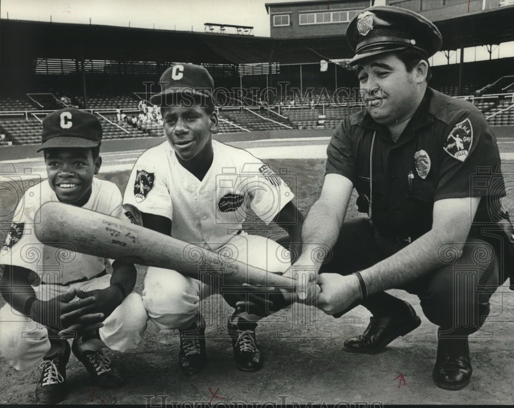 1972 Press Photo Birmingham police officer James Stegall &amp; boys, baseball field - Historic Images