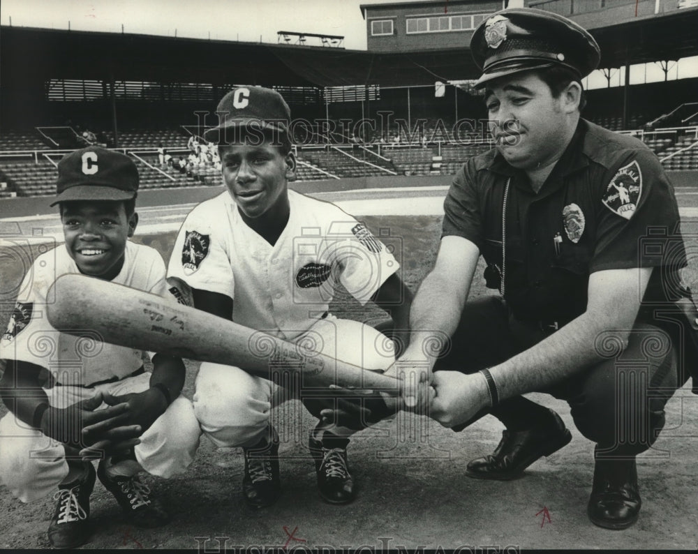 1972 Press Photo Birmingham police officer James Stegall & boys, baseball field - Historic Images