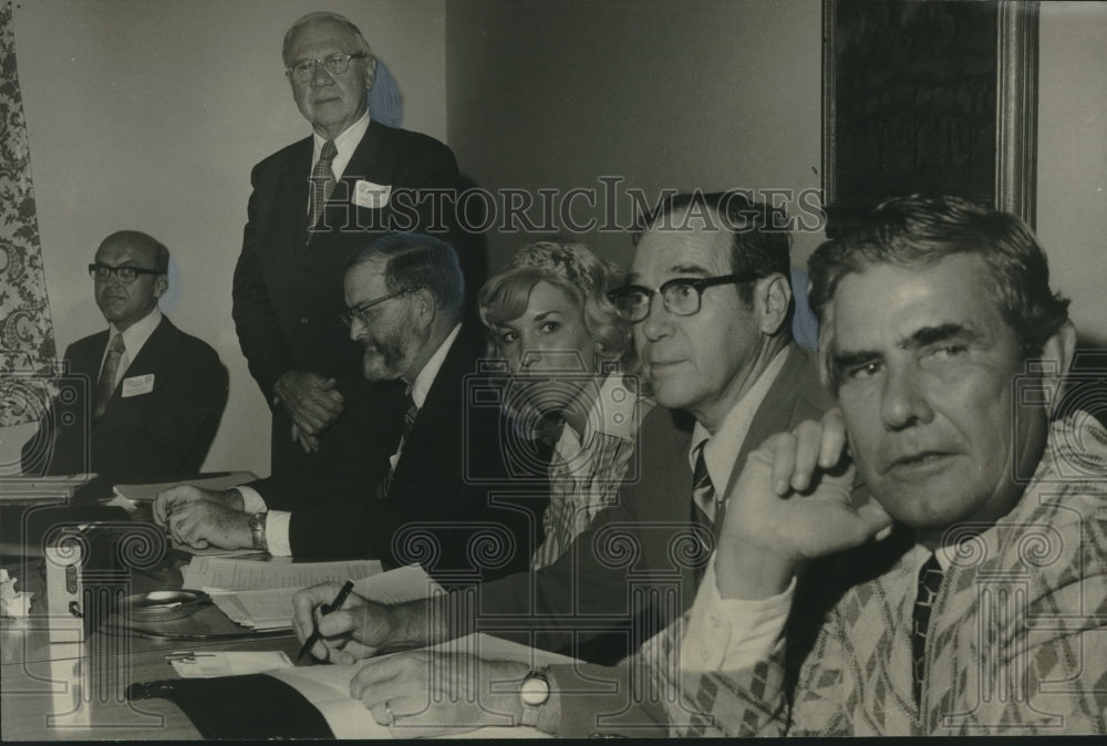 1973 Press Photo Dr. Francis Springhall &amp; others, health education meeting- Historic Images