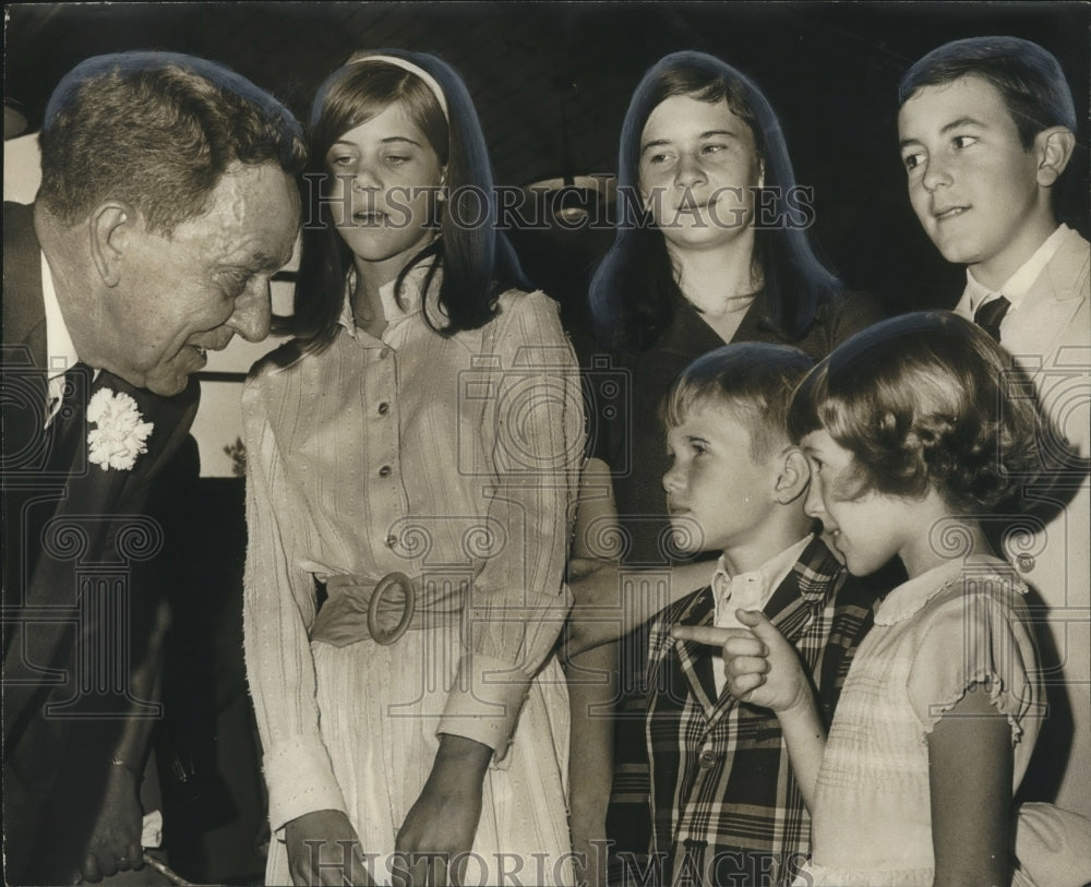 1969 Press Photo Dr. Robert Stallworth of Evergreen, Alabama With Children - Historic Images