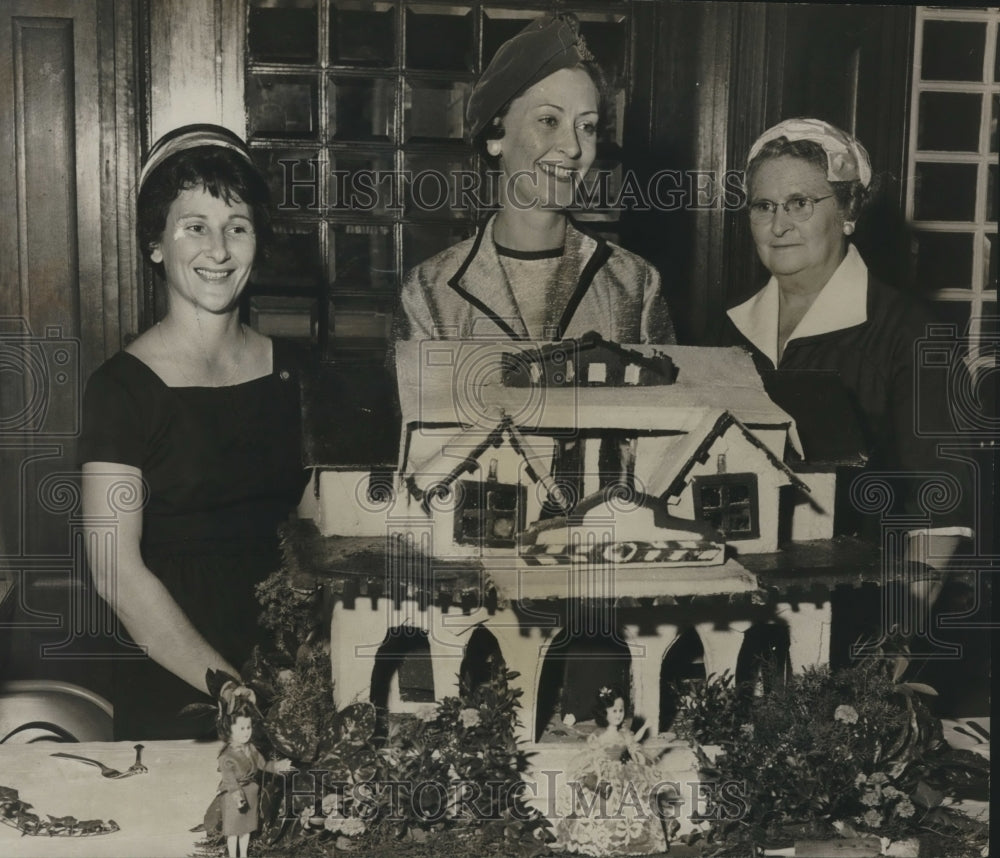 1962 Press Photo Woman's Club Presidents with Replica of Clubhouse - abno10830