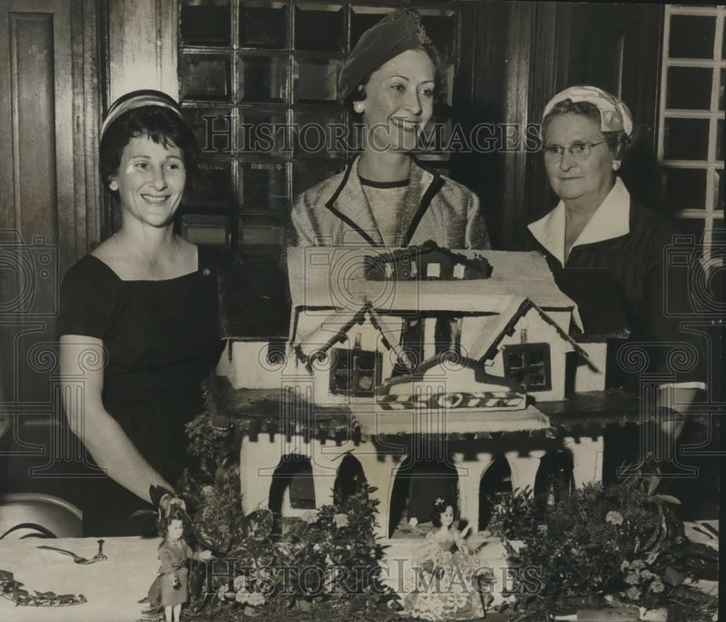 Load image into Gallery viewer, 1962 Press Photo Woman's Club Presidents with Replica of Clubhouse - abno10830
