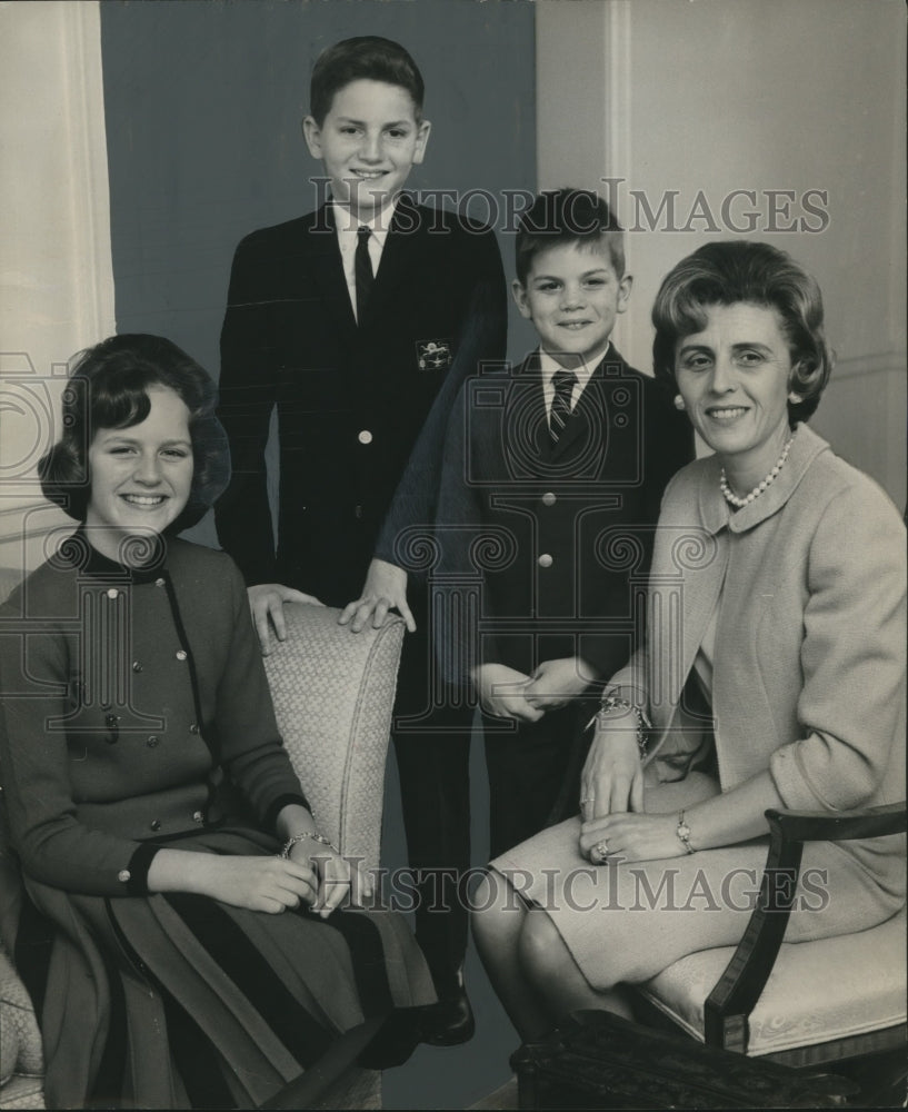 1964 Press Photo Mrs. William G. Thuss and Children Pam, Bill and Bradley - Historic Images