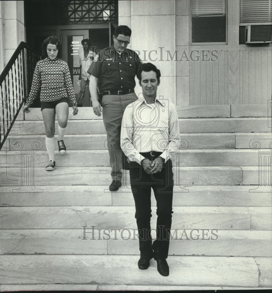1973 Press Photo Kenneth R. Smith, Handcuffed, Walks from Building - abno11035