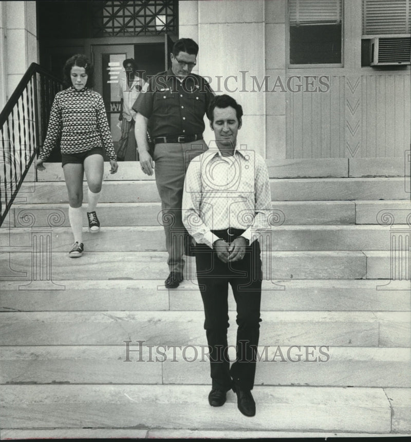 Load image into Gallery viewer, 1973 Press Photo Kenneth R. Smith, Handcuffed, Walks from Building - abno11035
