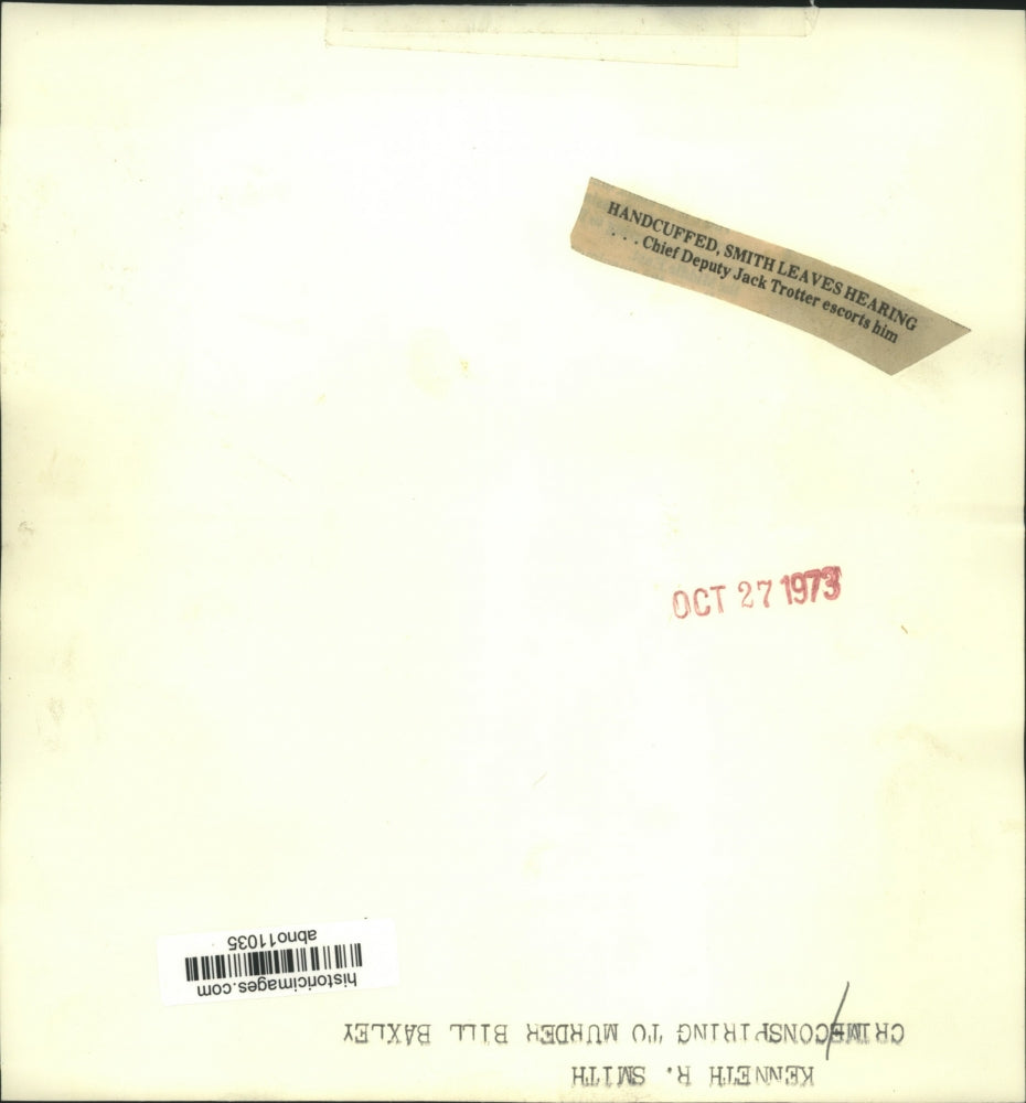 1973 Press Photo Kenneth R. Smith, Handcuffed, Walks from Building - abno11035