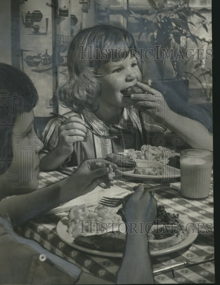 1960 Press Photo Children eating, Baptist Home for Children, Troy, Alabama - Historic Images