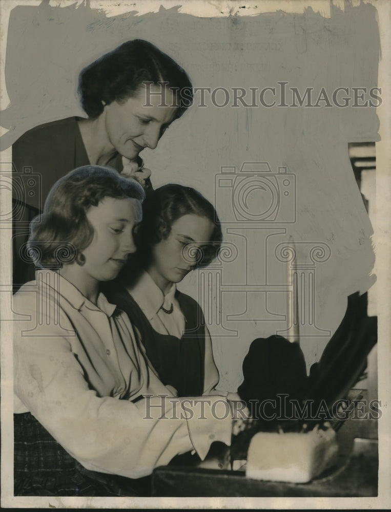 Load image into Gallery viewer, 1951 Press Photo Mrs. Charles Farley &amp; 2 girls at piano, Trussville Alabama
