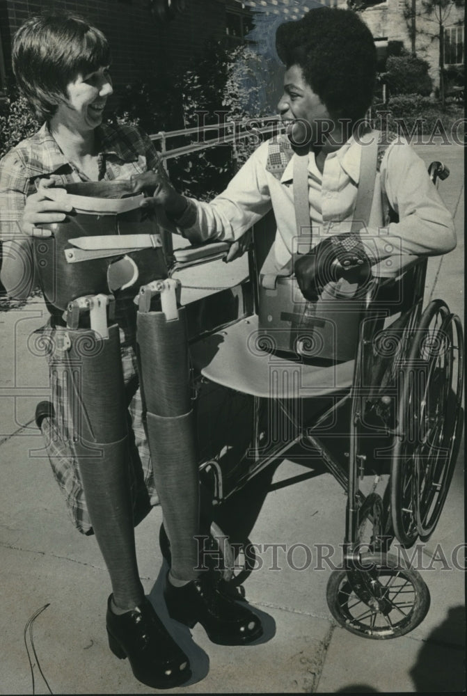 1976 Press Photo Cornelius Taylor Shows Devices That Replace His Amputated Legs - Historic Images