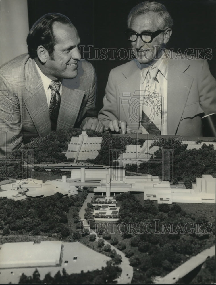 1972 Press Photo Charles Speir, President of Brookwood Medical Center with model- Historic Images